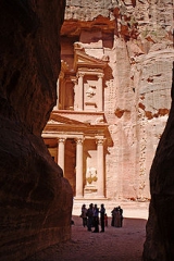 220px-Exiting_the_Siq_Petra.jpg